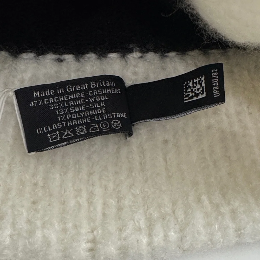 CHANEL Two-Tone Black and White Beanie - Picture 5 of 7